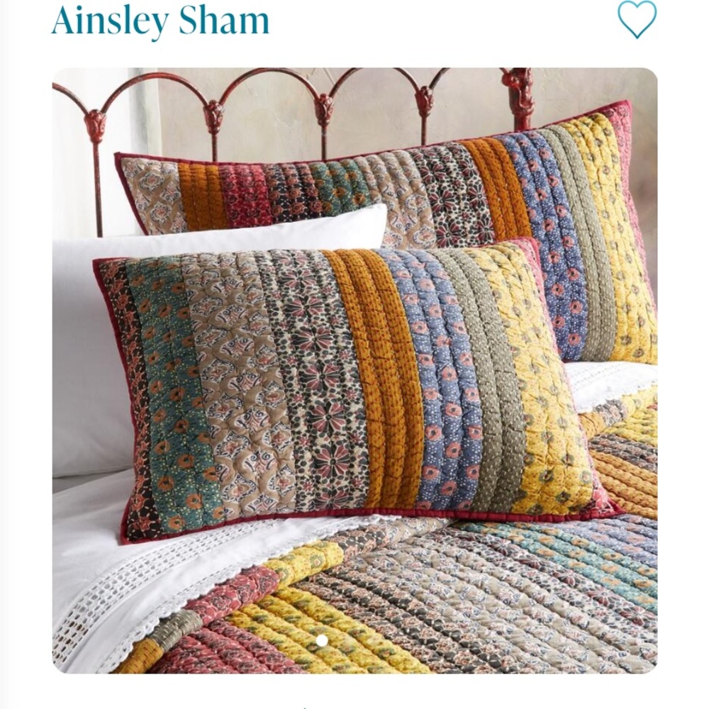 Ainsley King Quilt with two standard shams (almost new)